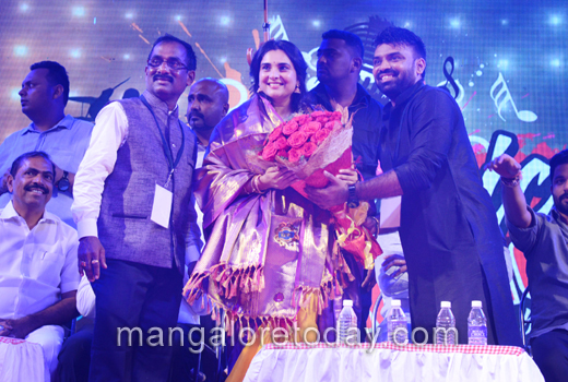 Actress Ramya faces heat of activists in Mangaluru 1