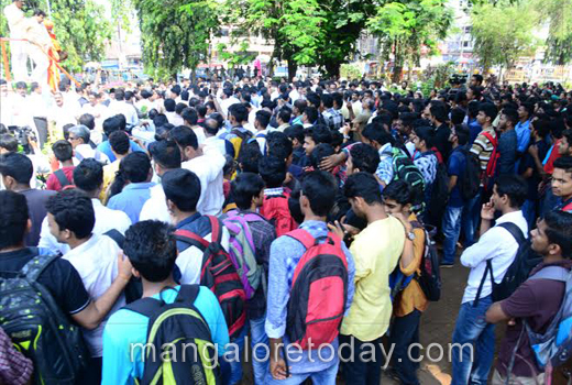 yettionhole protest 1