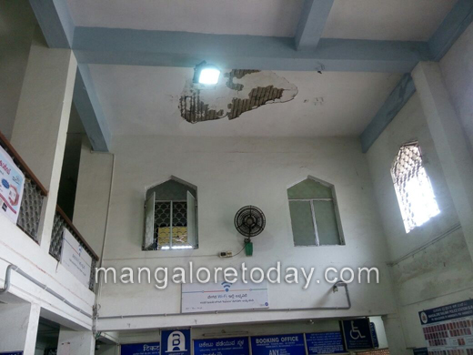 Man Injured As Cement Plastering Of Railway Station Ceiling Gives Way