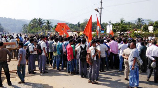 The protest organised at Kumta to condemn the killing of Paresh Mestha in Honnavar, has turned violent with some miscreants