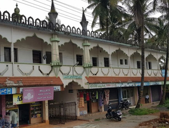 Bike riding miscreants have strewn the severed ears and feet of a pig in front of a mosque at Nagoor in Byndoor Police Station limits. The incident came to light late Monday night, Jan 14.