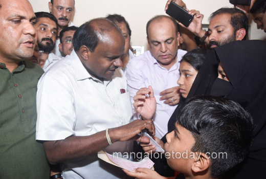 Kumaraswamy visits firing victims in Mangalore