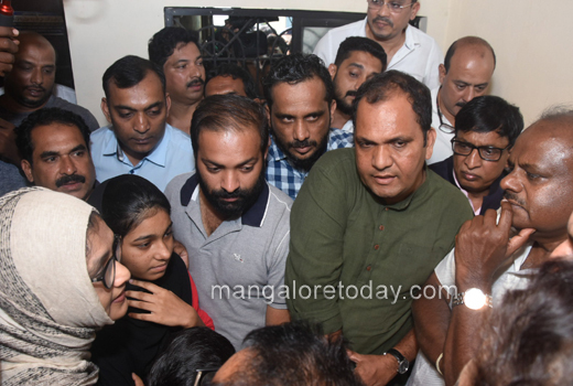 Kumaraswamy visits firing victims in Mangalore