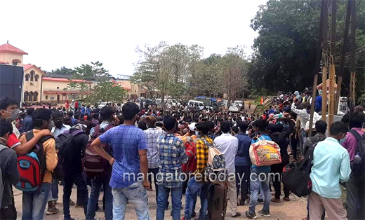 migrants protest at mangalore railway station