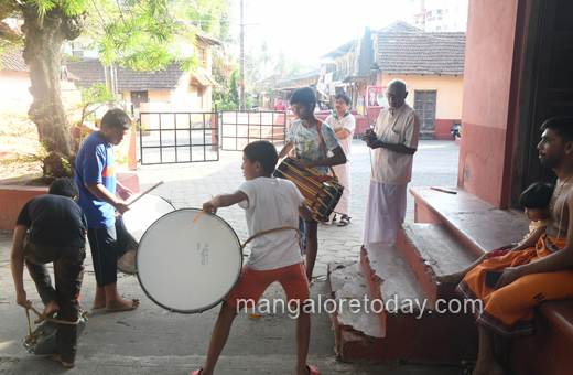 Mangalureans thank coronavirus fighters