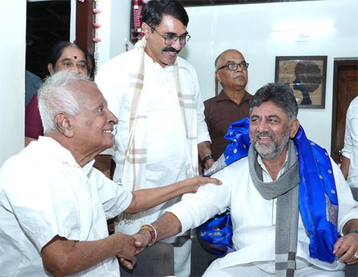 DK SHivakumar with janardhana poojary