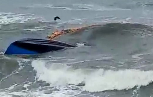 Fishing boats collide off Malpe