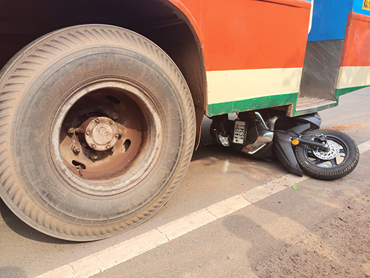 Main news Scooter Rider Escapes After Falling Under Bus-2