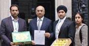 Keith Vaz gives boxes of Indian Alphonso mangoes to British PM David Cameron