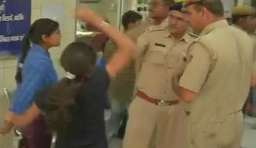 delhi police slap protester girl