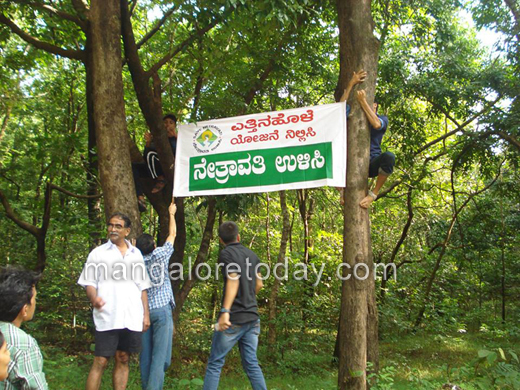 Banners up against Yettinahole project 2