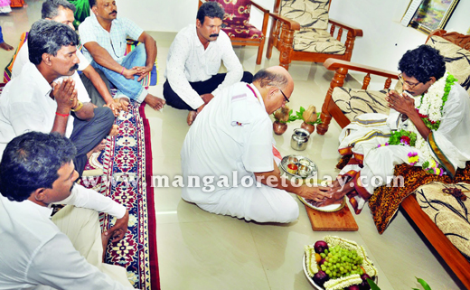 Brahmin in ’padapooja’ of Dalit swami