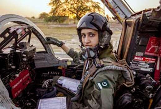 Pak -female fighter piolet