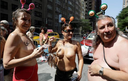 topless_US-