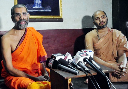 Admaru Mutt senior seer hands over power