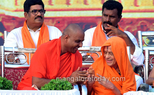Pejawar-swamy-...