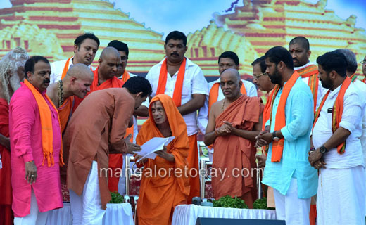 Pejawar-swamy-...