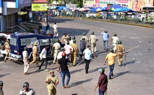 lathi-charge19...