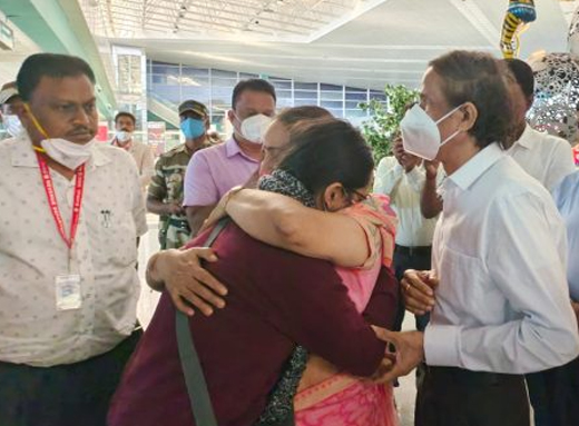 students returned from ukrain at airport