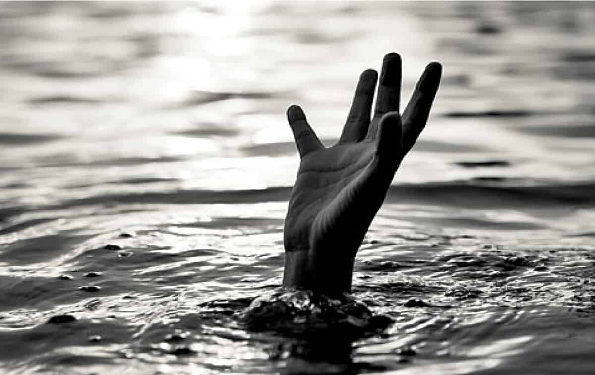 drowns
