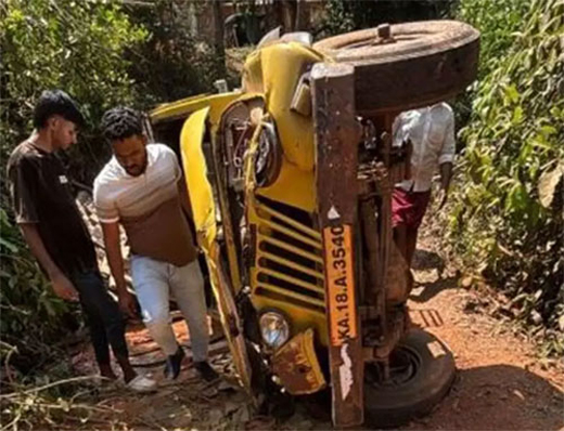 Pickup overturn at Puttur