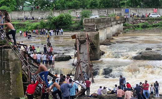 bridge collapse in Pune