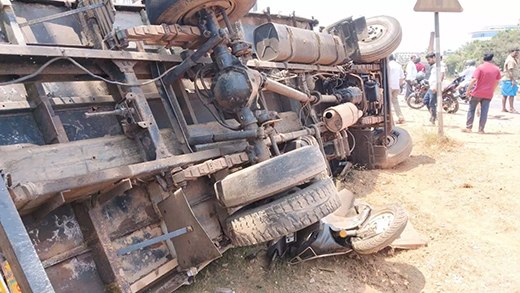 Goods Lorry Overturns Near Santhekatte
