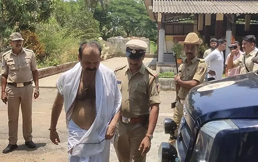 Underworld Don Bannanje Raja at fathers funeral