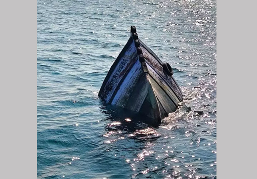 Boat capasizes