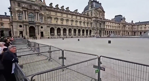 Louvre Museum Closed after robbery