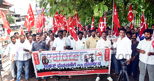 Construction workers rally