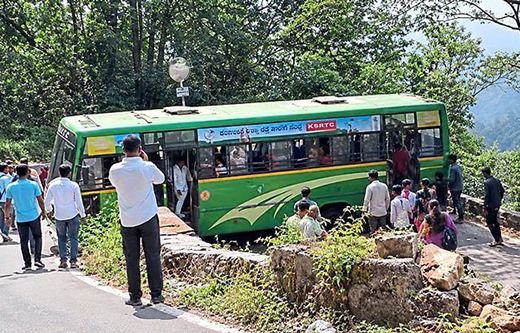 KSRTC Bus Gets Stuck at Agumbe Ghat
