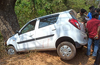 Vitla: Car crashes into tree, three injured