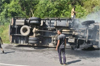Sullia: Lorry overturns near Devarakolli, driver escapes unhurt
