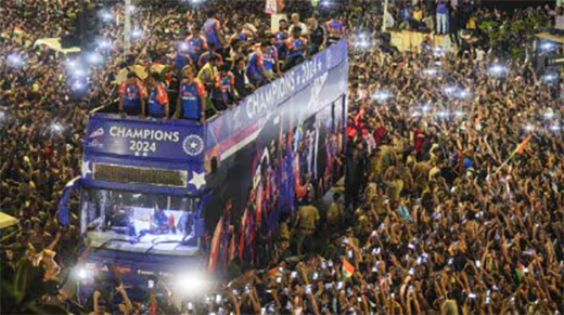 Maximum City, Maximum Love: Mumbai halts to salute Team India’s Victory Parade