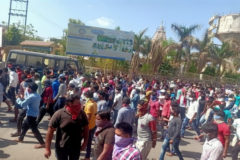 Hundreds protest at Chemical Plant with dead bodies, demand immediate closure