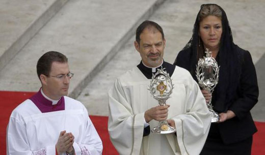 Pope-canoniosa...
