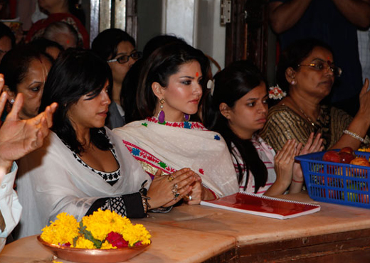 Sunny Leone at Temple-1