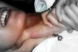 woman-strangle...